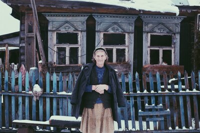 Бабушка из Горок на фоне своих наличников
