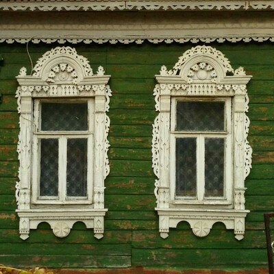 Prächtige Fenster des Dorfes Medwedevo