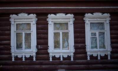 Окошки села Середникова