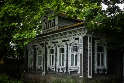 Häuser des Dorfes Korotkovo.