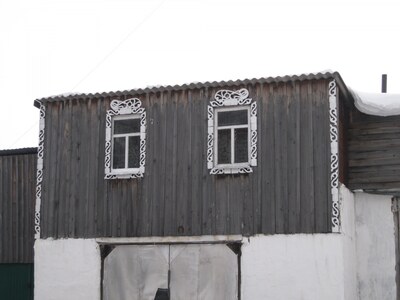 Гараж с наличниками из Колпашева
