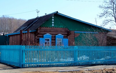 Зимовьюшка, плавно перетекающая в гараж.