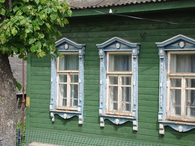 Деревянные дома и наличники в деревне Никитское