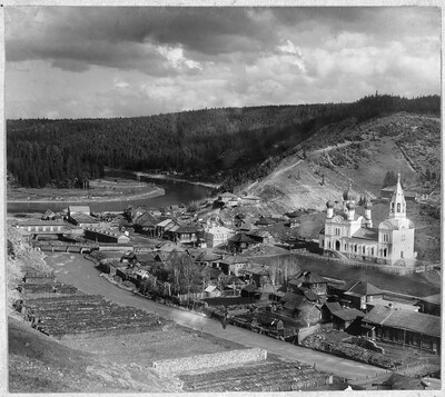 Общий вид пристани Кын. / [Общий вид поселения Кынского завода.] [1912 год]