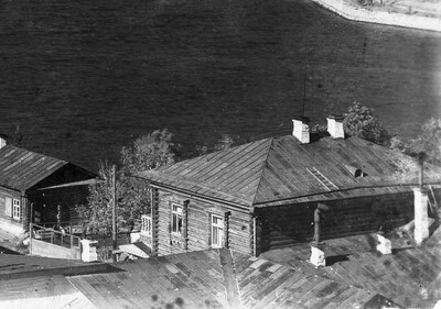 Teil der Kyschtymski-Fabrik mit einer Kirche. 1909