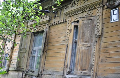 Несколько окон домов в Верхнем судке