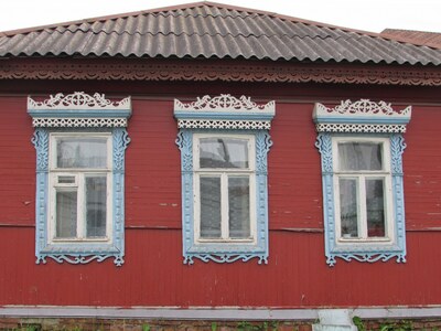 Несколько окон домов в Верхнем судке