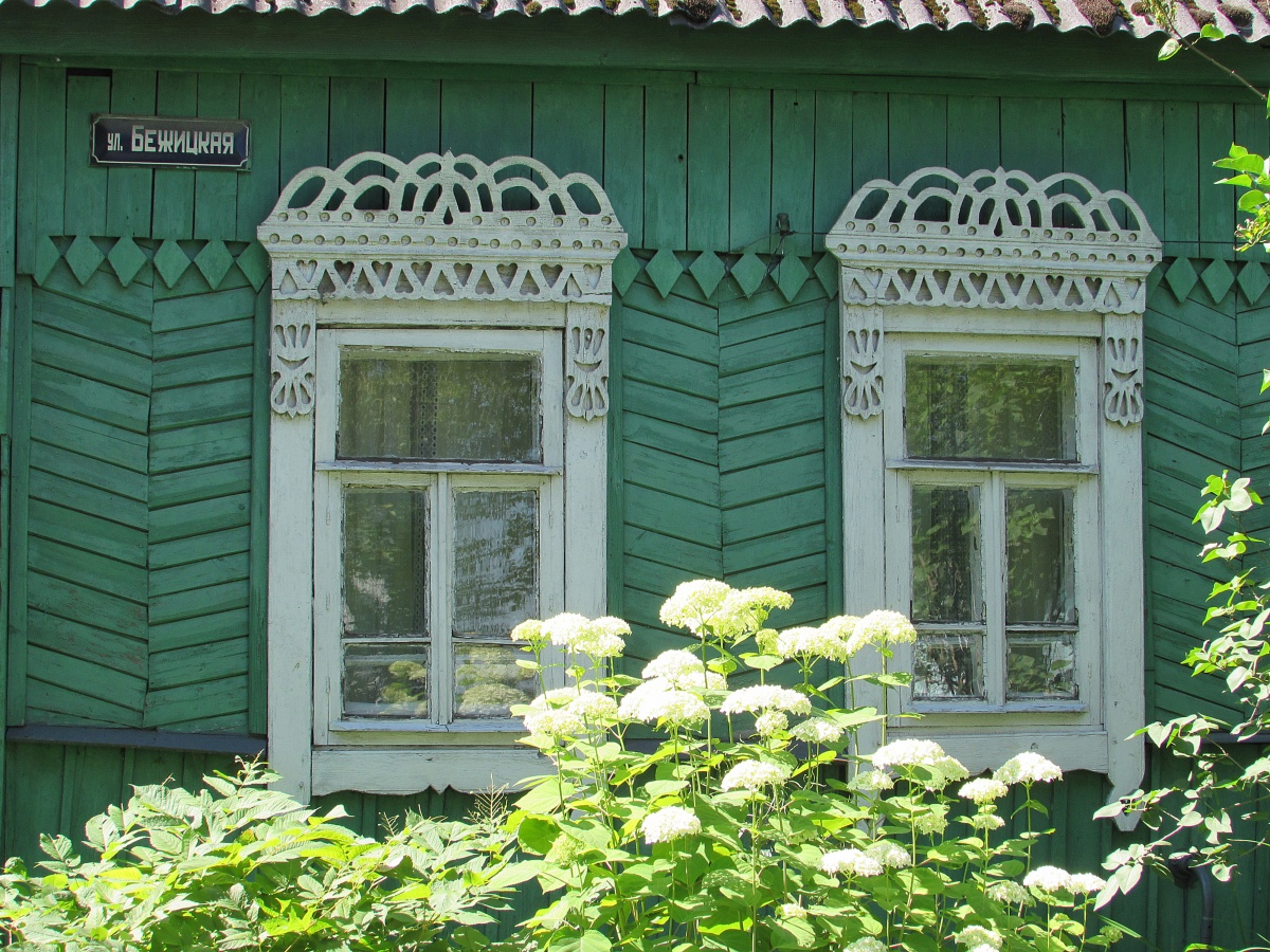 Несколько окон домов на Городище