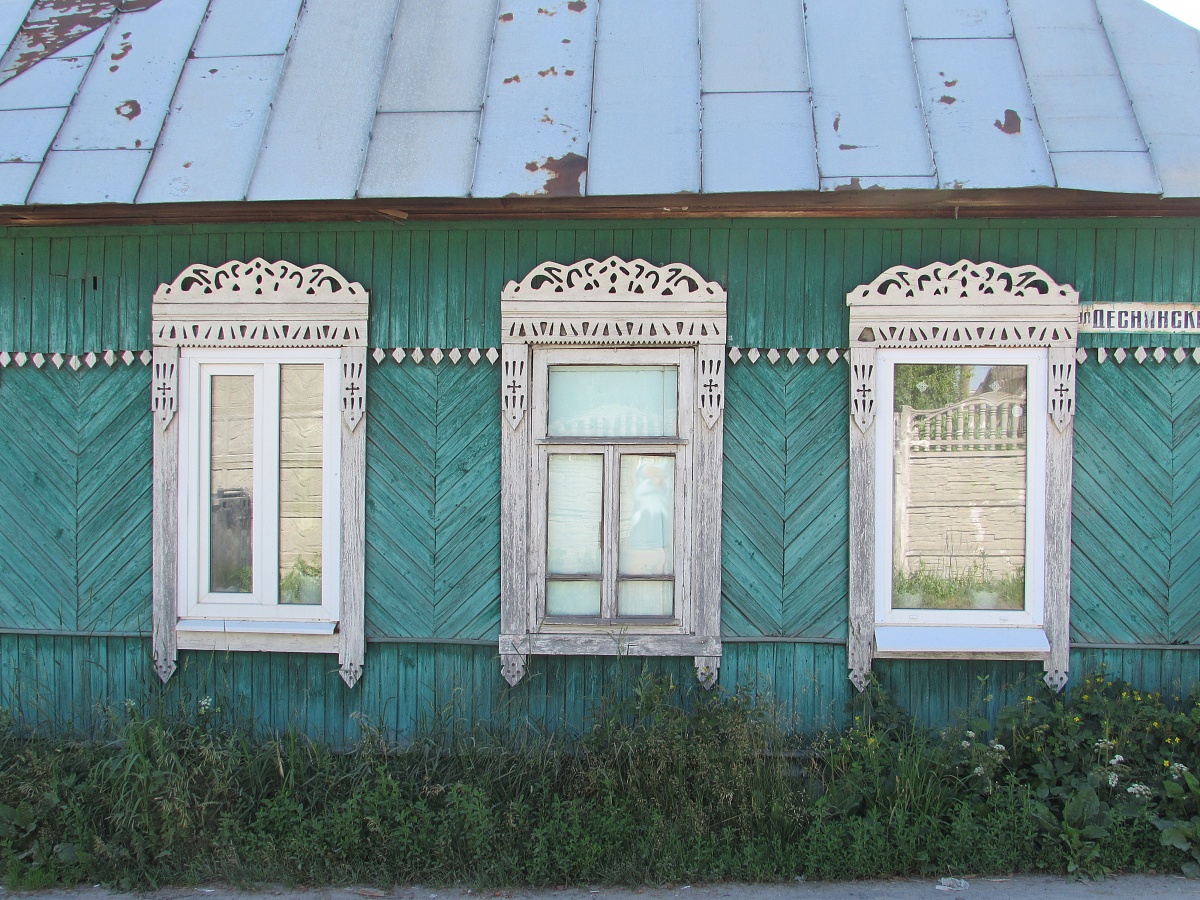 Несколько окон домов на Городище