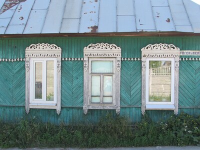 Несколько окон домов на Городище
