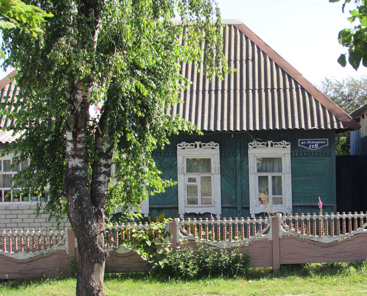 Несколько окон домов на Городище
