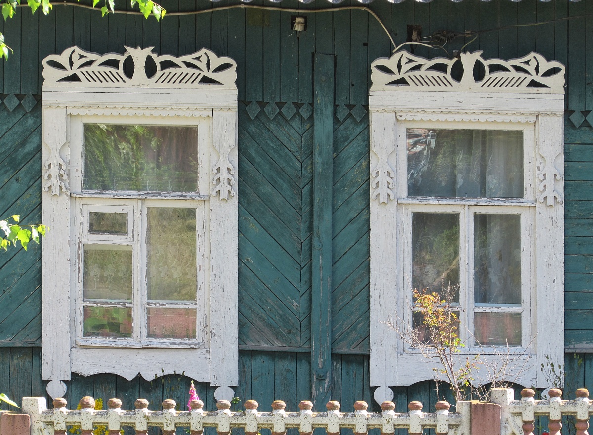 Несколько окон домов на Городище