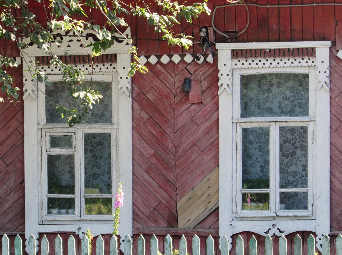 Несколько окон домов на Городище