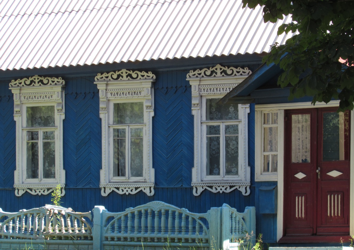 Несколько окон домов на Городище