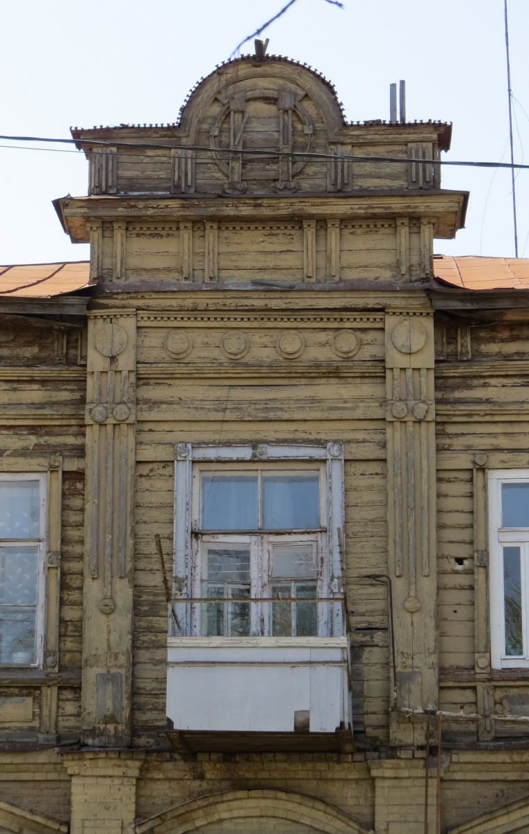 окна старого здания в городе КУзнецк