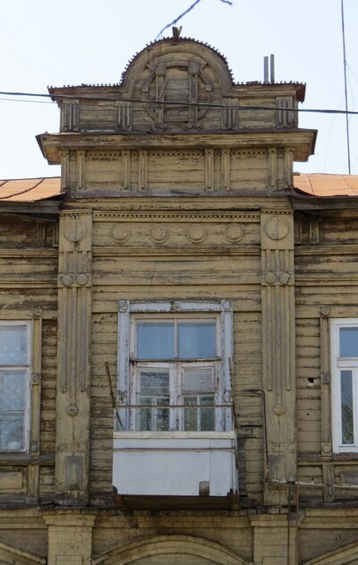 окна старого здания в городе КУзнецк