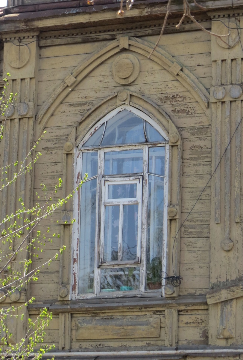 окна старого здания в городе КУзнецк