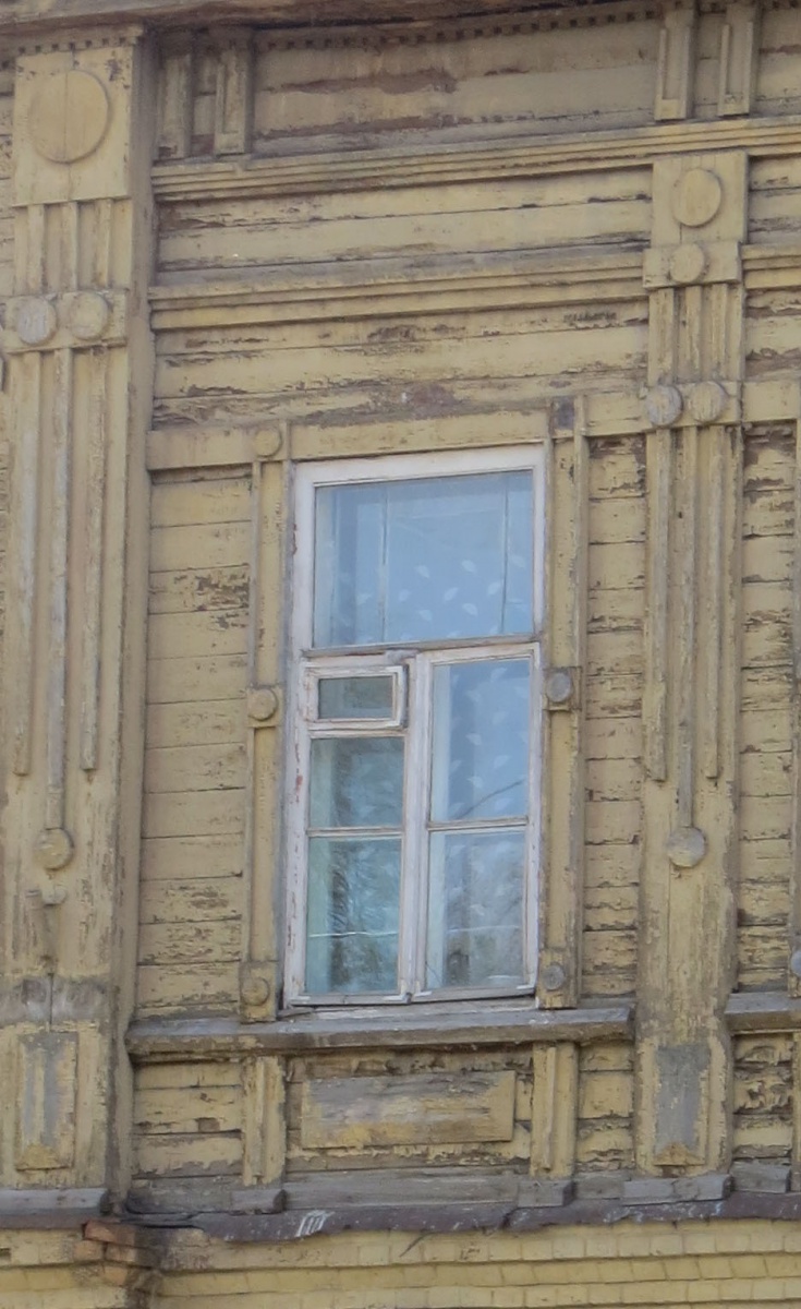 окна старого здания в городе КУзнецк