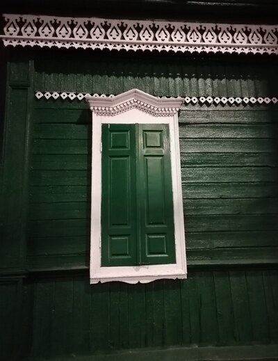 Закрытые ставни деревянного наличника и фриз(стенные подзоры)