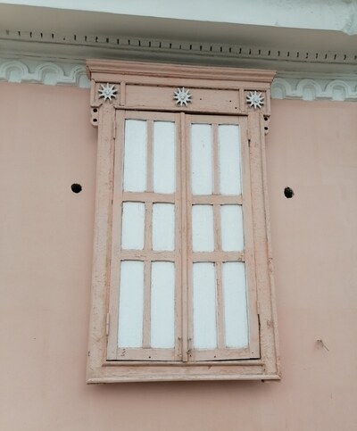 Закрытые ставни деревянного наличника