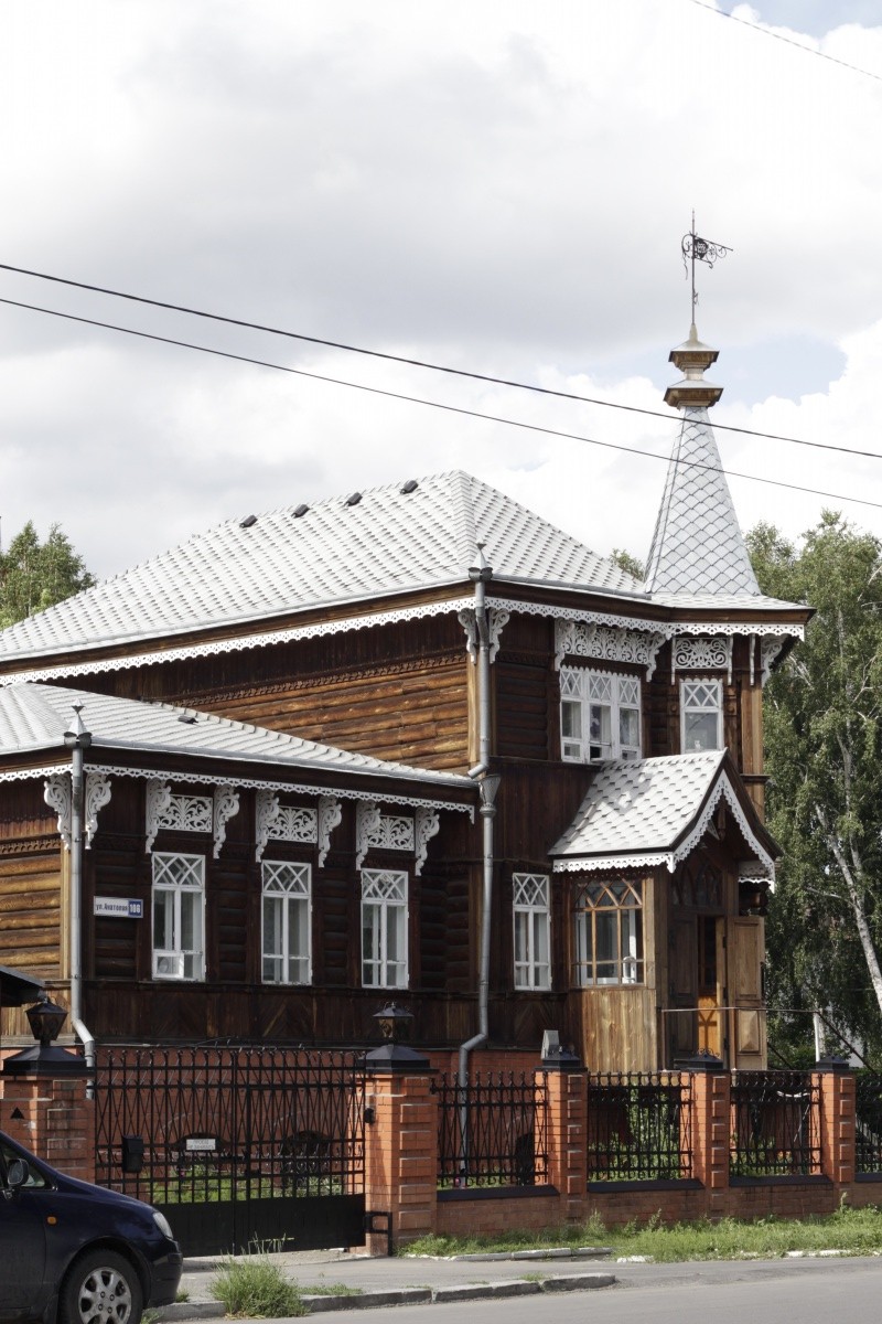 Дом с башенкой