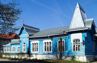 Синий дом с белыми наличниками в Вязниках