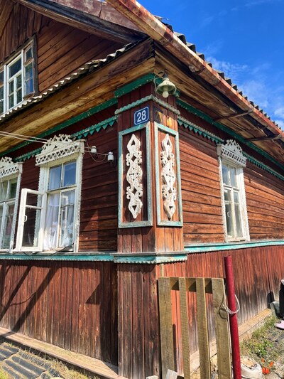 Детали резьбы на углах домов