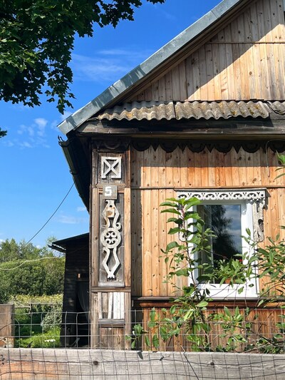 Детали резьбы на углах домов