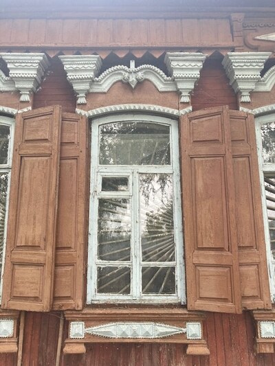 Окно бывшей церковной школы
