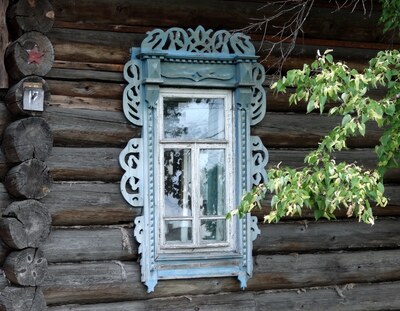 Чистое окно пустого дома.