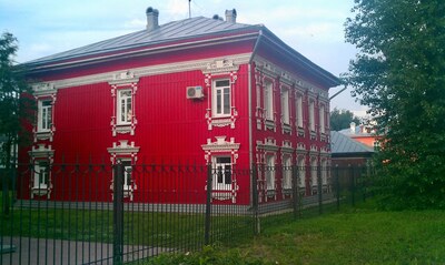 красный дом с наличниками